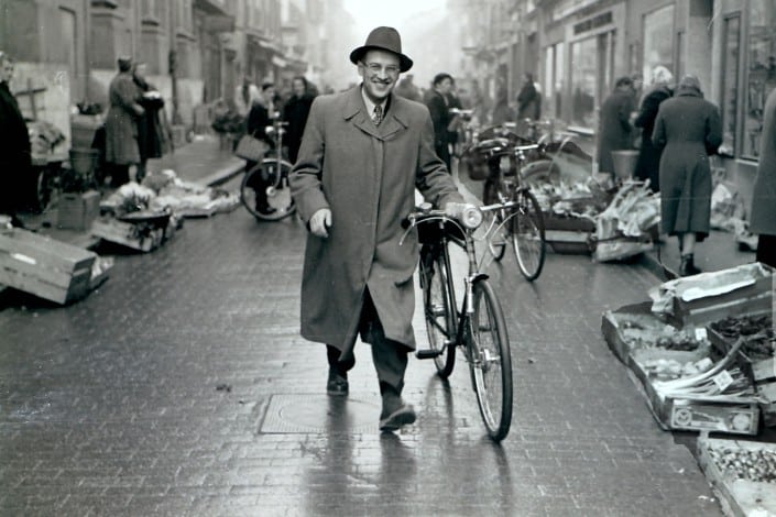 Archives Yverdon-Revue 027 M André Martin syndic d’Yverdon au marché Décembre 1955