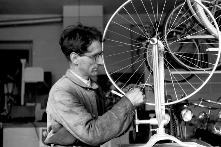 Archives Yverdon-Revue pour Pro vélos 001Mise en place de rayons mars 1950