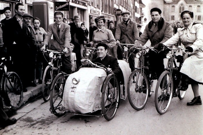 Archives Yverdon-Revue pour Pro vélos 010 Rue de la Plaine M Hertzig et son tricycle mars 1950