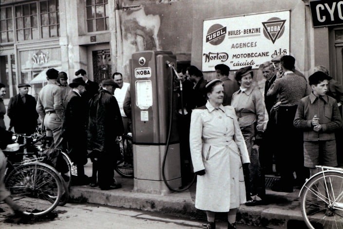 Archives Yverdon-Revue pour Pro vélos 011 Devant chez Recordon cycles mars 1950