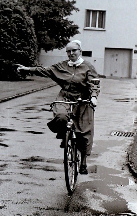 Archives Yverdon-Revue pour Pro vélos 055 Soeur Marguerite à la Prairie juillet 1967